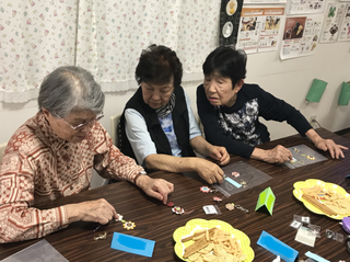 3人見てる.png