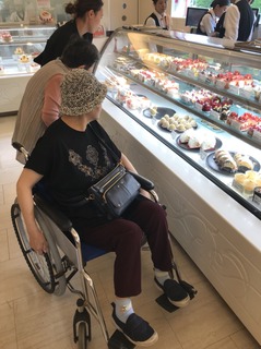 清山ケーキ選び.jpg